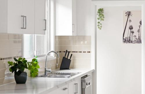Botany House | Modern Single Room at Botany - Mins to Airport - Shared Bathroom