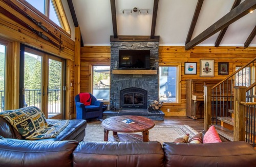 East Kootenay Ski Chalet | Modern Ski-In/Ski-Out Cabin in Panorama