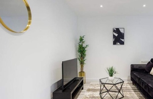 Southend-on-Sea Apartment | Modern & Sleek 1BR City Centre Nr High Street by Luxiety Stays