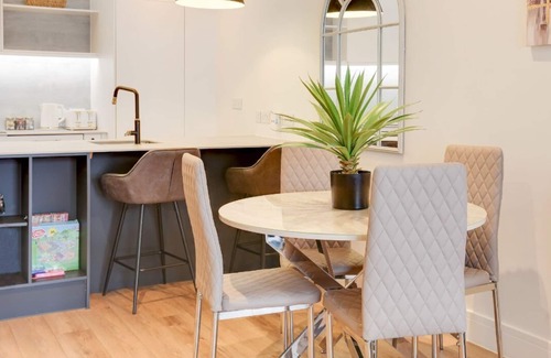 Westcliff-on-Sea Apartment | Modern & Sleek 1BR City Centre Nr Cliffs Pavillion by Luxiety Stays