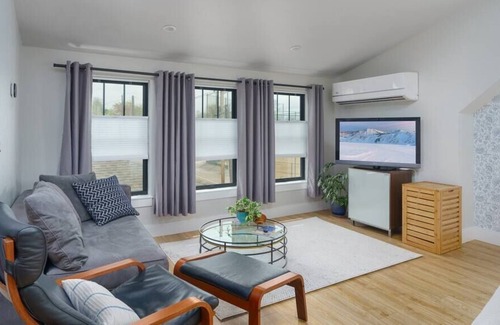 Clayton Apartment | Modern & Sleek Schafer Park Guest Home