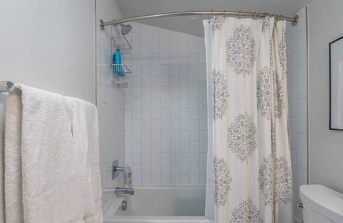 Clayton Apartment | Modern & Sleek Schafer Park Guest Home