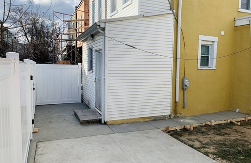 North Philadelphia West House | Modern, SMELLS NEW, CLEAN, Affordable! 4 Smart TV's! All PARTIES are WELCOME
