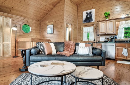 Gatlinburg - Pigeon Forge Cabin | Modern Smoky Mountain Getaway Cabin 🏡 - Amazing View! 🌄