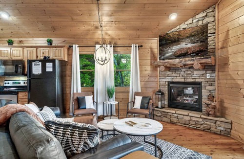 Gatlinburg - Pigeon Forge Cabin | Modern Smoky Mountain Getaway Cabin 🏡 - Amazing View! 🌄