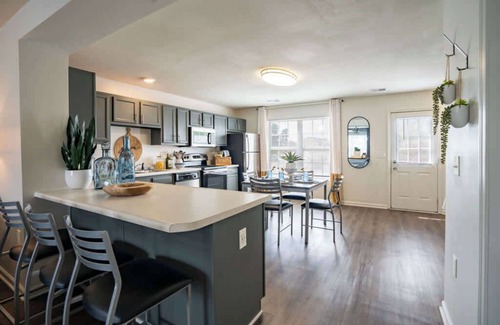 Columbia Apartment | Modern Space Great For Extended Stays! Pool & Gym