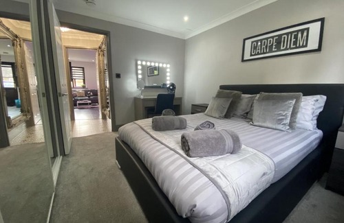 Markhouse Apartment | Modern Spacious 1 Bed Apartment with Free Parking in Trendy Inner London Suburb 15 mins walk to Victoria Line Underground then 20 mins to Oxford Street "West End of London" or 10 mins walk to Overground and 10 mins to London Liverpool St "City of London"