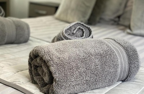 Markhouse Apartment | Modern Spacious 1 Bed Apartment with Free Parking in Trendy Inner London Suburb 15 mins walk to Victoria Line Underground then 20 mins to Oxford Street "West End of London" or 10 mins walk to Overground and 10 mins to London Liverpool St "City of London"