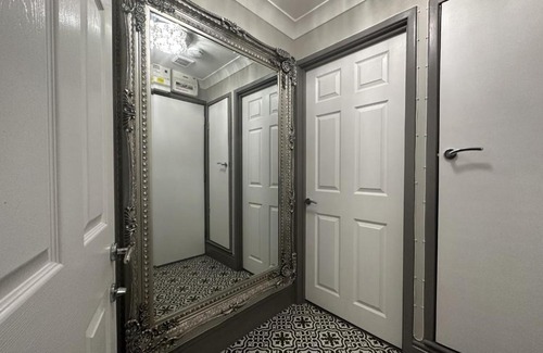 Markhouse Apartment | Modern Spacious 1 Bed Apartment with Free Parking in Trendy Inner London Suburb 15 mins walk to Victoria Line Underground then 20 mins to Oxford Street "West End of London" or 10 mins walk to Overground and 10 mins to London Liverpool St "City of London"