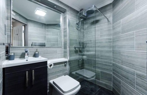 Markhouse Apartment | Modern Spacious 1 Bed Apartment with Free Parking in Trendy Inner London Suburb 15 mins walk to Victoria Line Underground then 20 mins to Oxford Street "West End of London" or 10 mins walk to Overground and 10 mins to London Liverpool St "City of London"