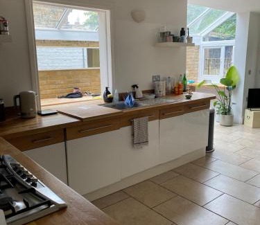 Southfields Apartment | Modern, Spacious 1 Bedroom Garden Flat SW18