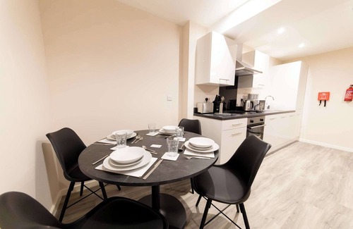 Old Trafford Apartment | Modern & Spacious 2 Bed Manchester Apartment