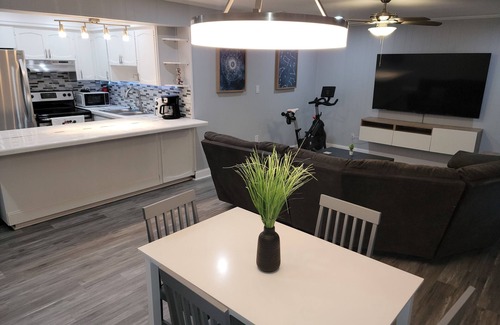 Cypress Gardens Apartment | Modern spacious 2-bedroom Apartment 1 mile from Legoland. 6-month minimum stay.
