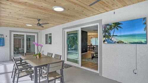 South Gate Ridge House | Modern spacious 3 bedroom 2 bathroom private pool home in Sarasota near Siesta Key