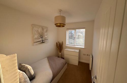 Dartford House | Modern & Spacious 3-Bedroom Home in Dartford, Ideal for Families, Groups and Contractors