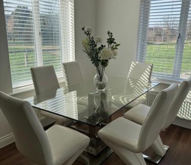 Dartford House | Modern & Spacious 3-Bedroom Home in Dartford, Ideal for Families, Groups and Contractors