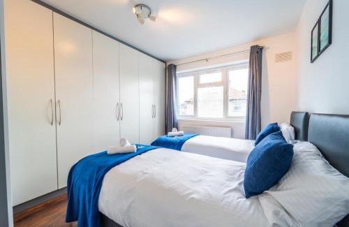 Hillingdon House | Modern Spacious 4 Bed Hayes Home with Free Parking