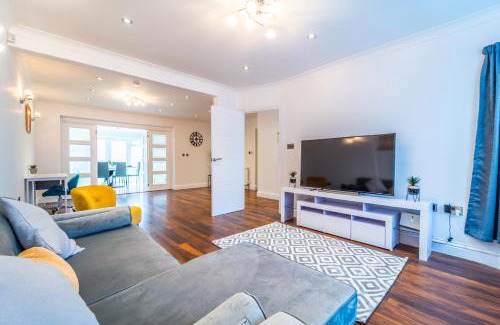 Hillingdon House | Modern Spacious 4 Bed Hayes Home with Free Parking