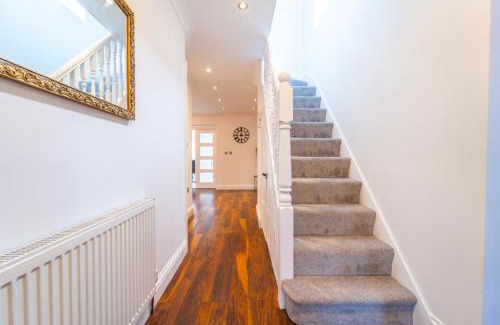 Hillingdon House | Modern Spacious 4 Bed Hayes Home with Free Parking