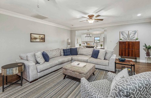 Lake Charles House | Modern Spacious 5 Bedroom Home