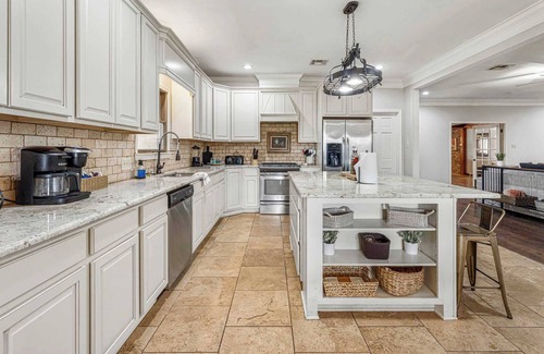 Lake Charles House | Modern Spacious 5 Bedroom Home