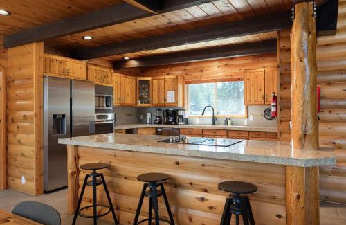 Sisters House | Modern Spacious Cabin Nestled on Several Acres of Scenic Land