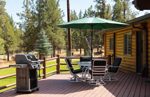 Sisters House | Modern Spacious Cabin Nestled on Several Acres of Scenic Land