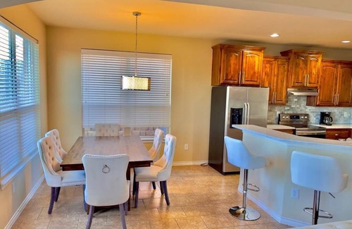 Edmond House | Modern, Spacious, Comfy & Cozy quiet retreat with king size beds for longer stay