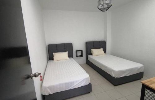 Gambang House | MODERN , SPACIOUS GAMBANG UMP 18 Guest House