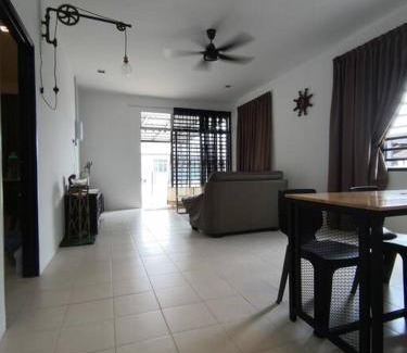 Gambang House | MODERN , SPACIOUS GAMBANG UMP 18 Guest House