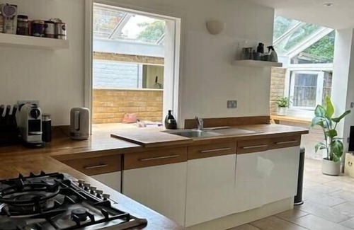 Southfields Apartment | Modern, Spacious 1 Bedroom Garden Flat SW18