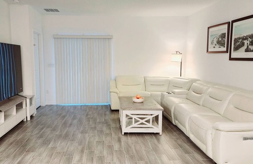 Daytona Beach House | Modern spacious home in Daytona Beach