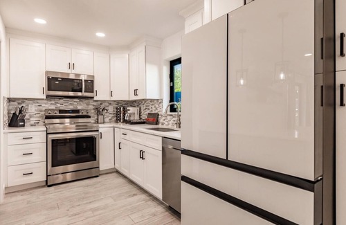 Imperial Point House | Modern Spacious Home With Pool Jacuzzi