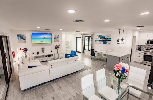 Imperial Point House | Modern Spacious Home With Pool Jacuzzi
