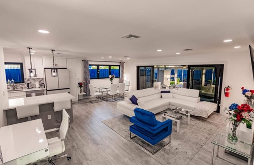Imperial Point House | Modern Spacious Home With Pool Jacuzzi