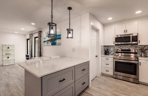 Imperial Point House | Modern Spacious Home With Pool Jacuzzi