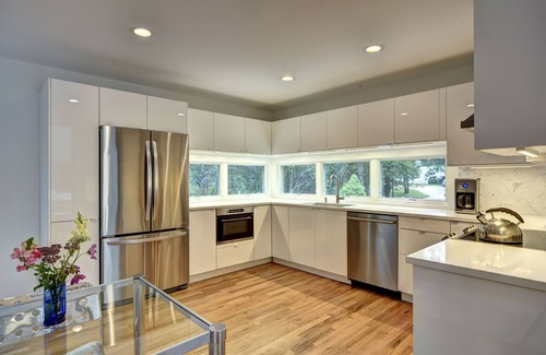 Springs House | Modern & Spacious, Heated Pool, Gas Grill, Wine Cellar. Bike To Sandy Beaches!