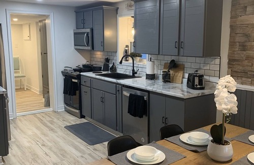 Sarnia House | Modern spacious home close to border, beach, shopping and all amenities