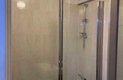 Coventry House | Modern Spacious House by the Canal within a 5min drive of Coventry City Centre.