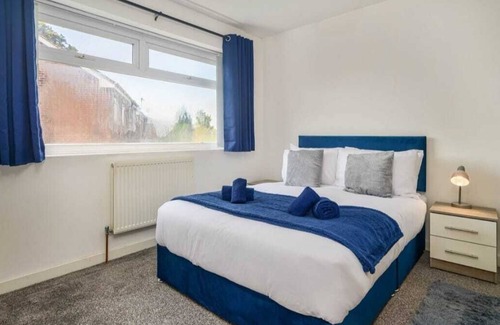 Coventry House | Modern Spacious House by the Canal within a 5min drive of Coventry City Centre.
