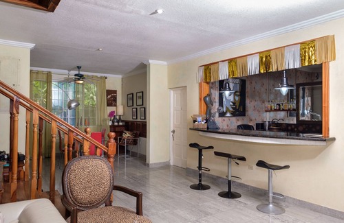 Tower Isle Villa | MODERN SPACIOUS 7 BDRM HOME Estate