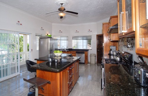Tower Isle Villa | MODERN SPACIOUS 7 BDRM HOME Estate