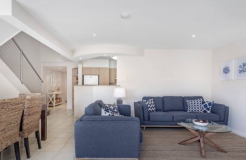 Fingal Bay House | Modern spacious townhouse