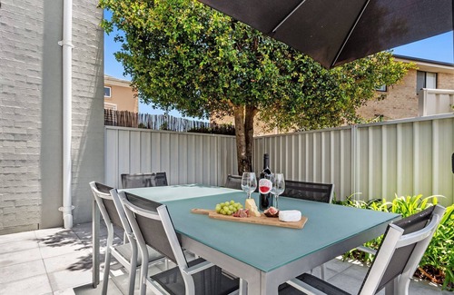 Fingal Bay House | Modern spacious townhouse