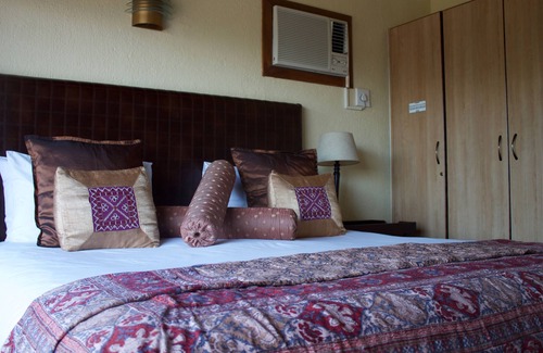 Hazyview Cabin | Modern & spacious villa minutes from Kruger National Park.