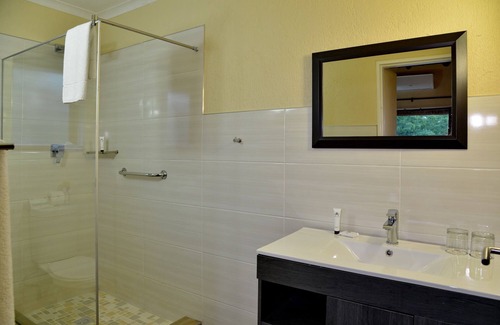 Hazyview Cabin | Modern & spacious villa minutes from Kruger National Park.