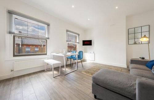 Queen's Park Apartment | Modern Split Level 2BR Spacious Apt Maida Vale