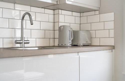 Queen's Park Apartment | Modern Split Level 2BR Spacious Apt Maida Vale