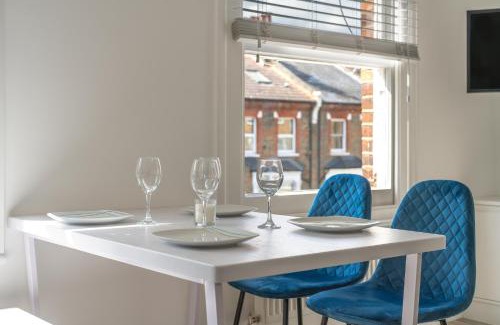 Queen's Park Apartment | Modern Split Level 2BR Spacious Apt Maida Vale