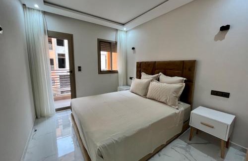 Camp El Ghoul Apartment | Modern Stay 3 bedroom City Center with Balcony